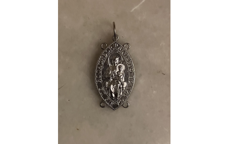 La sportelle en guise de médaille de finisher, remise dans la cathédrale de Cahors.